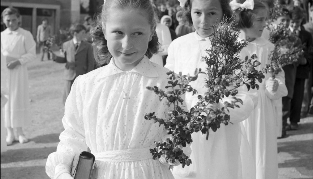 Traditionnellement, les jeunes chrétiens protestants confirment le Dimanche des Rameaux. Traditionnellement, les jeunes chrétiens protestants confirment le Dimanche des Rameaux. / (KEYSTONE/PHOTOPRESS-ARCHIV/Alain Gassmann)