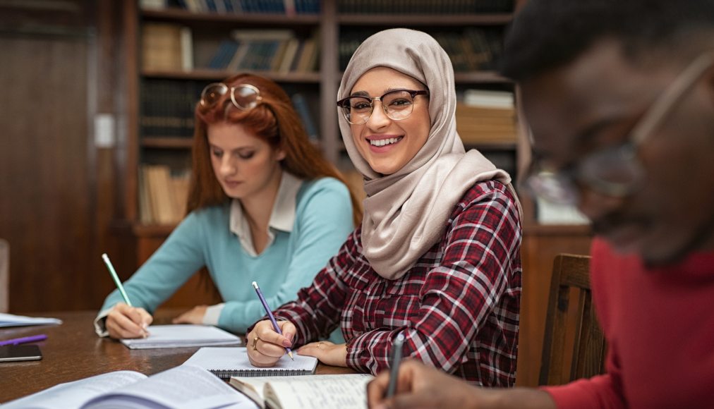 Etudiante voilée à l&#039;université / IStock