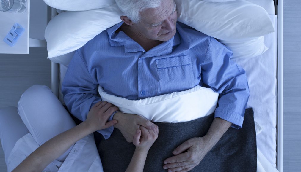 Le coronavirus, dans les services de soins palliatifs vaudois, éloigne de plus en plus le spirituel des patients. Aumôniers confinés, bénévoles distanciés, l’accompagnement subit actuellement des contraintes inédites. Le coronavirus, dans les services de soins palliatifs vaudois, éloigne de plus en plus le spirituel des patients. Aumôniers confinés, bénévoles distanciés, l’accompagnement subit actuellement des contraintes inédites. / IStock