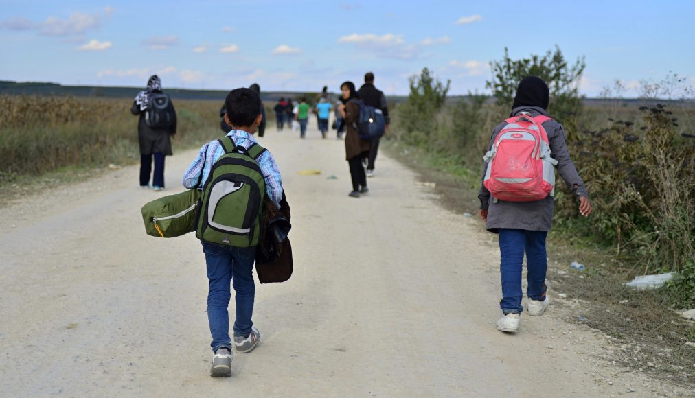 Groupe de réfugiés afghans quittant la Serbie en 2015. / © iStock/RadekProcyk