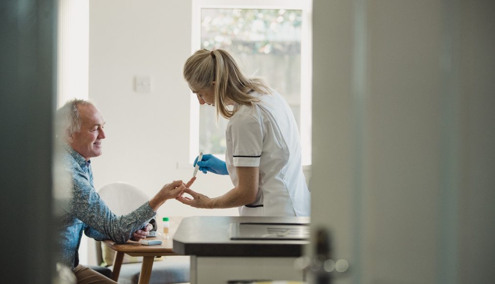 En Suisse, la majorité des personnes de 90 ans vivent à domicile, la moitié d’entre elles sans aide des soins à domicile. / © iStock/ DGLimages