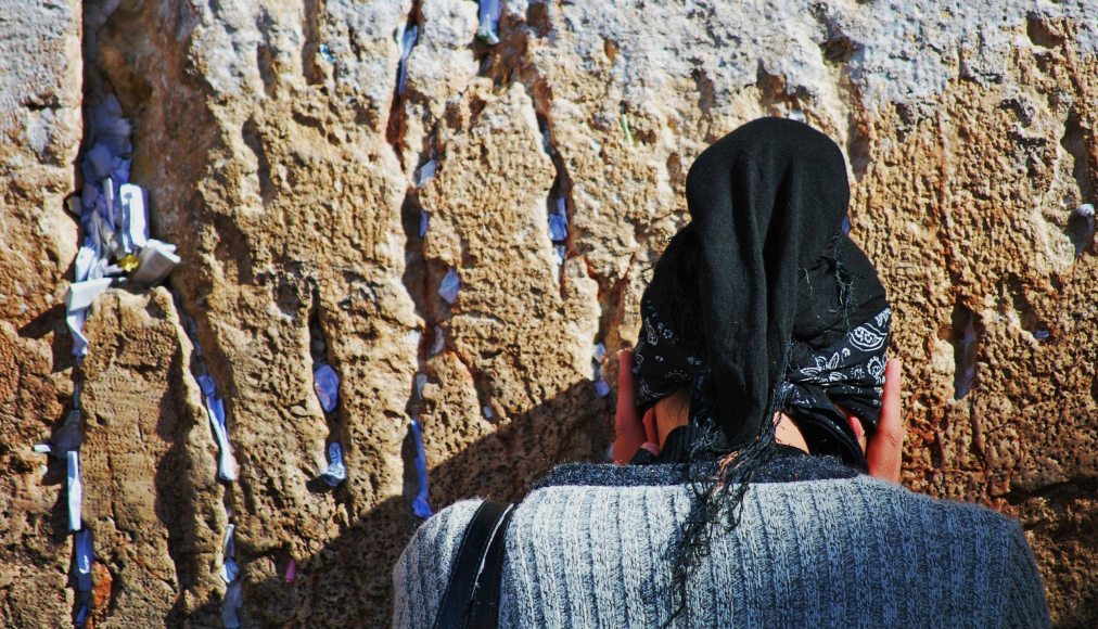 Une femme prie devant le Mur des Lamentations. Image d’illustration. / ©nicolay_bastos / iStock