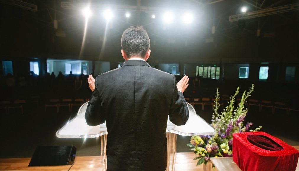 Un pasteur bénissant son assemblée / iStock / Hotaik Sung