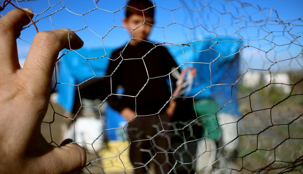 Un jeune migrant derrière une clôture. Image prétexte. / ©cloverphoto / iStock