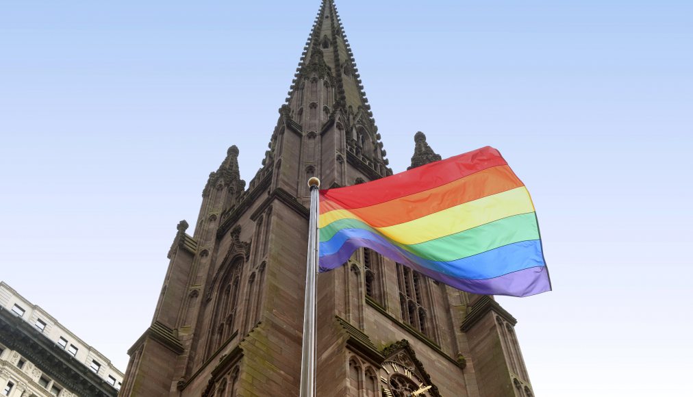 Un drapeau arc-en-ciel sur le devant de l’église de la Trinité à New York / © iStock / Bumblee_Dee