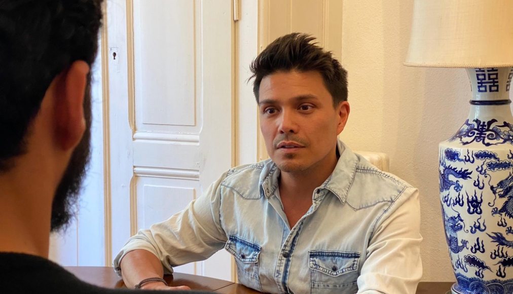 Adrian Stiefel, responsable de l’antenne LGBTI de l’Eglise protestante de Genève, en entretien avec Mario, qui a subi des thérapies de conversion Adrian Stiefel, responsable de l’antenne LGBTI de l’Eglise protestante de Genève, en entretien avec Mario, qui a subi des thérapies de conversion / ©Adrian Stiefel