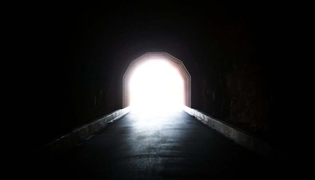 Le tunnel et la lumière font partie de nombreux récits d&#039;expérience de mort imminente. © iStock/ImageGeneration / Le tunnel et la lumière font partie de nombreux récits d&#039;expérience de mort imminente. © iStock/ImageGeneration
