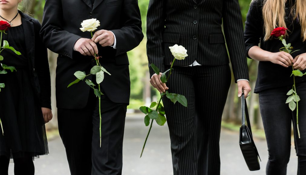 Une pasteure zurichoise invite des inconnus à un enterrement. / IStock