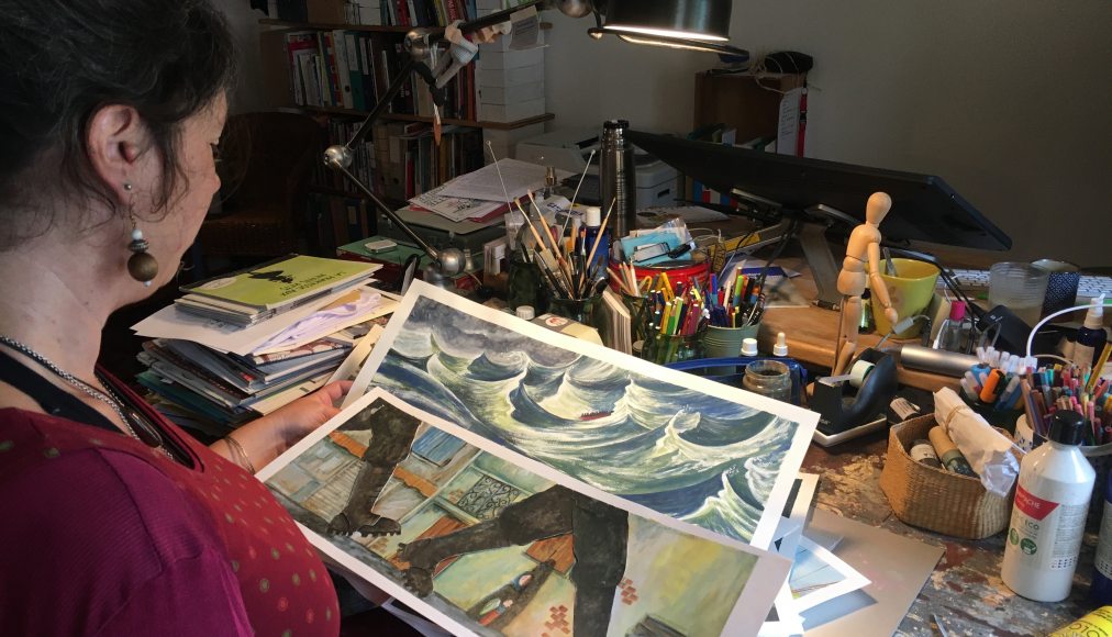 Dans son atelier, Amélie Buri dévoile ses planches originales. / © Protestinfo