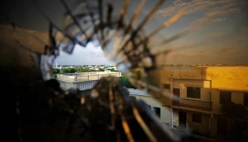 Vue sur Mogadiscio, capitale de la Somalie, à travers un trou de balle dans la fenêtre d&#039;un hôtel où les forces de la Mission de l&#039;udon africaine en Somalie ont repoussé les militants d&#039;Al-Chabab, en 2011. / ©istock/UN Photo/Stuart Price