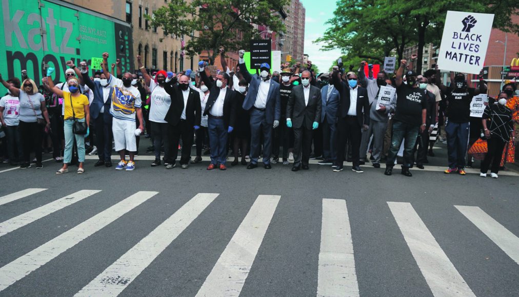 Manifestation pour la justice à New York. En 1re ligne, le révérend Jesse T. Williams Jr. de la Convent Avenue Baptist Church. / © DR
