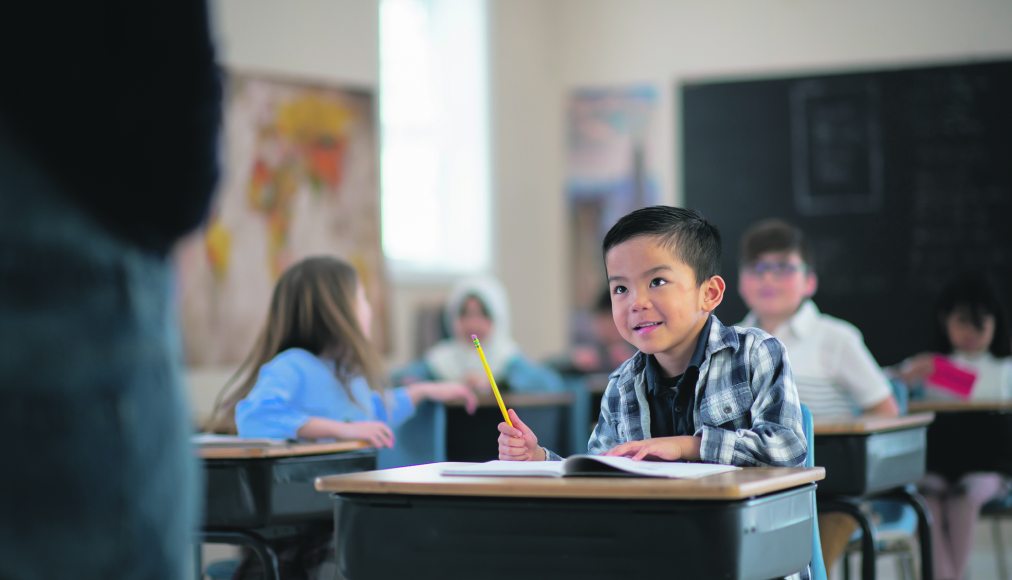 Deux « cadrages » de la religion coexistent dans les écoles romandes : d’un côté celui qui la définit comme un fait social, de l’autre celui qui l’envisage comme un élément apportant du sens. / Elève attentif en classe © iStock