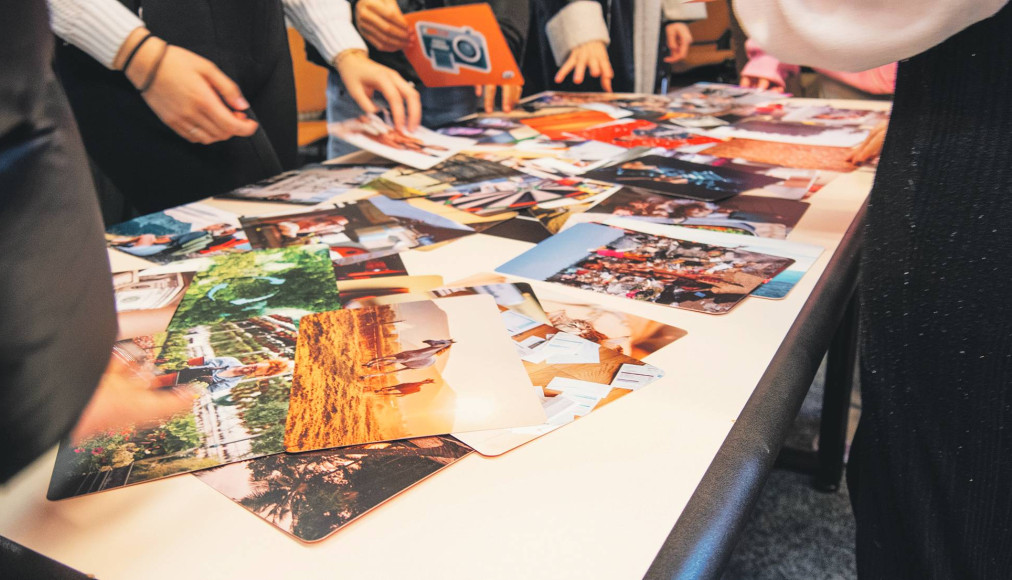 Au cours d’un atelier de prévention du surendettement auprès des jeunes, en novembre 2023. Les jeunes choisissent une image du photolangage pour parler librement de ce que cela évoque pour elles et eux, en lien avec l’argent. / ©CSP