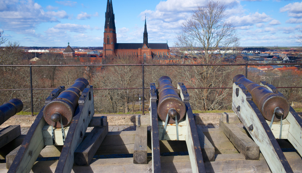 Lors de la Réforme, le roi Gustav de Suède s’est approprié les biens de l’Église. Vers 1550, il fait construire une fortification sur une colline qui fait face à la cathédrale d’Uppsala, la plus grande de Scandinavie. Une série de canons pointant l’édifice permettent de rappeler aux évêques qui détient le pouvoir. Une manière symbolique d’interroger les relations entre Église et État que l’on peut voir encore aujourd’hui dans la ville qui héberge la plus ancienne chaire de sciences politiques encore active au monde: l’enseignement d’éloquence et politique y est tenu depuis 1622. / ©iStock / Antema