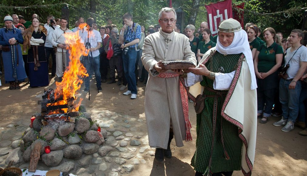 La grande prêtresse Inija Trinkūnienė lors d&#039;une célébration du printemps en Lituanie. / © RNS photo by Vytas Daraškevičius