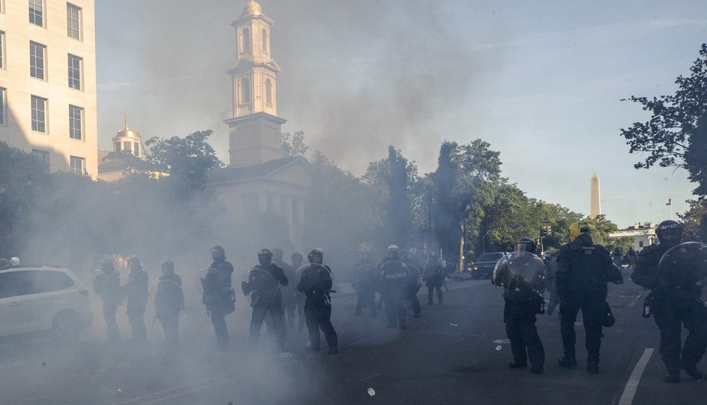 Pour que Donald Trump puisse poser devant l&#039;église St John à Washington, lundi 1er juin, les forces de l’ordre ont usé de gaz lacrymogènes pour évacuer des centaines de manifestants pacifiques du parc de Lafayette Square, en face de l&#039;église. / RNS / AP