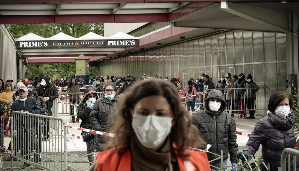 Distribution de nourriture à Genève. Copyright Laurent Guiraud / Bénévole et nécessiteux le 2 mai dernier aux Vernets