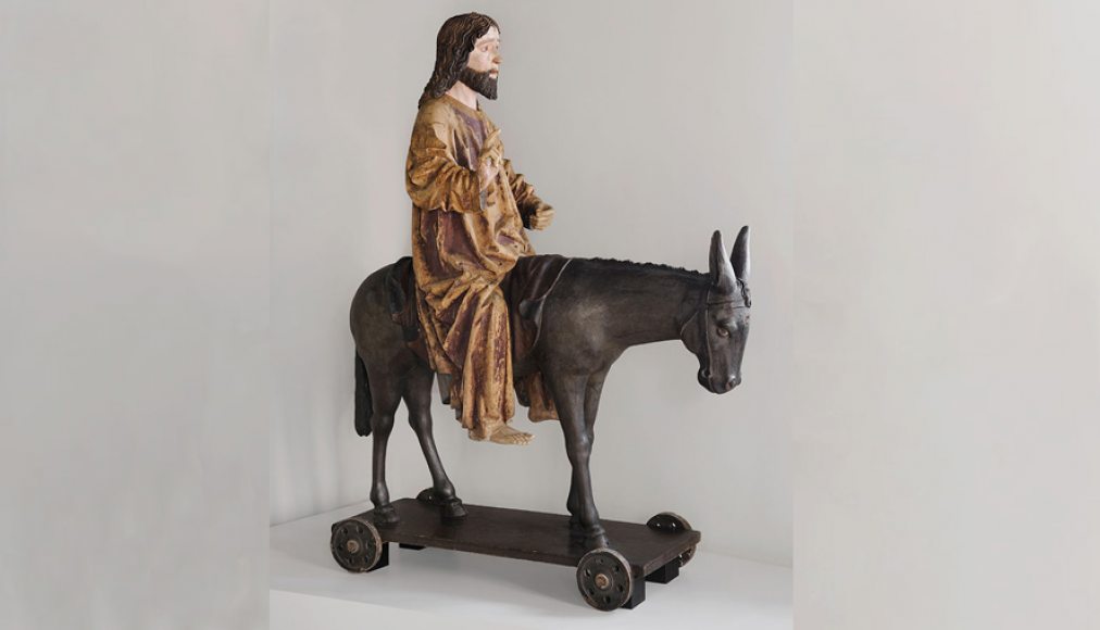 L'âne, et surtout l'ânesse, pas si bête. Et nous ? L'âne, et surtout l'ânesse, pas si bête. Et nous ? / Christ des Rameaux, vers 1480, tilleul et saule polychromés (l'âne et le chariot sont modernes) © Musées de Strasbourg-M. Bertola