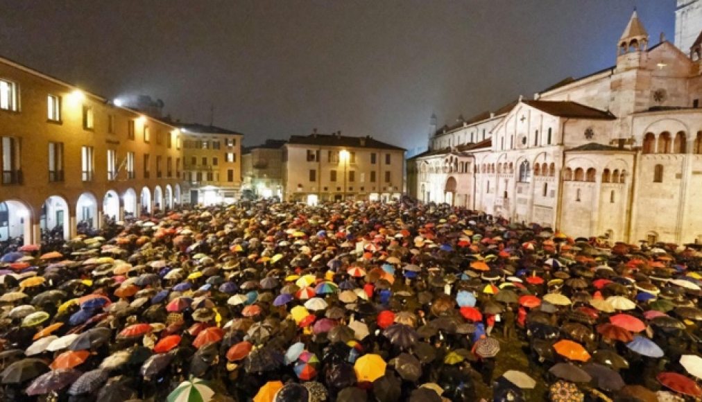 Les Sardines rassemblées sur une place d'un centre historique en Italie 