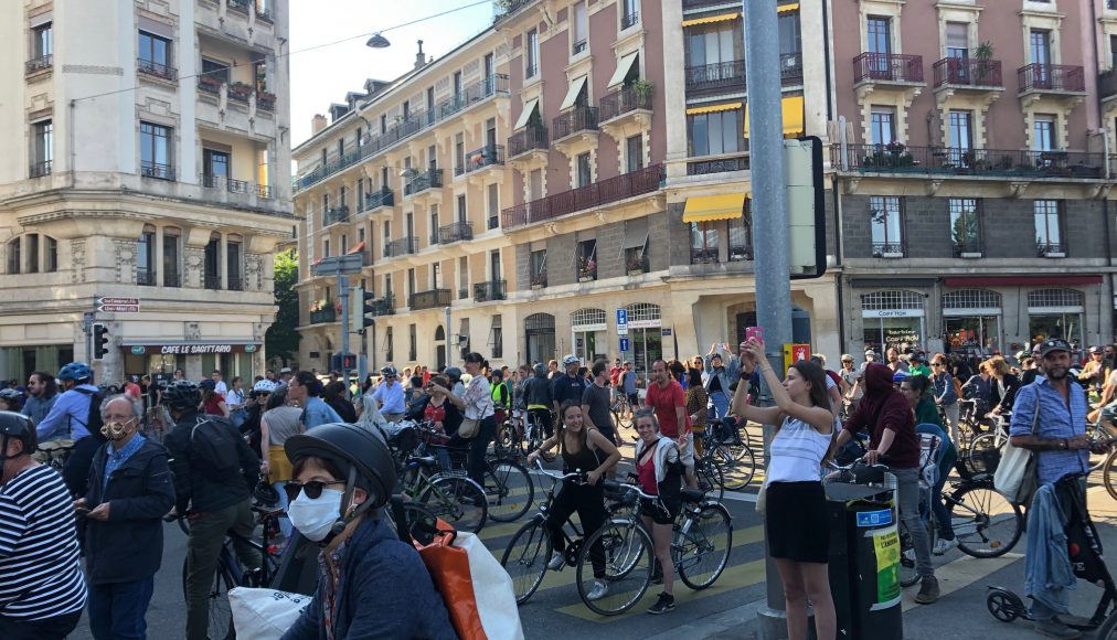 Les cyclistes réagissent aux oppositions aux nouvelles voies cyclables / Manifestation de cyclistes à Genève lundi 18 mai 
