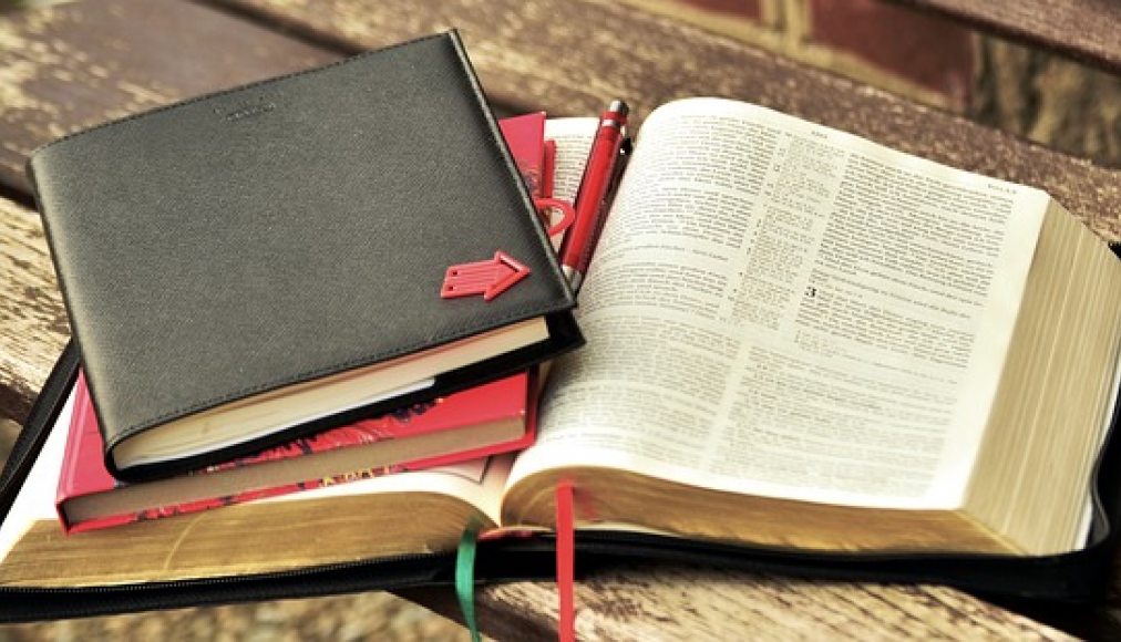 Une Bible et des carnets de note pour réfléchir (source : pixabay) Une Bible et des carnets de note pour réfléchir (source : pixabay) / Une Bible et des carnets de note pour réfléchir (source : pixabay)