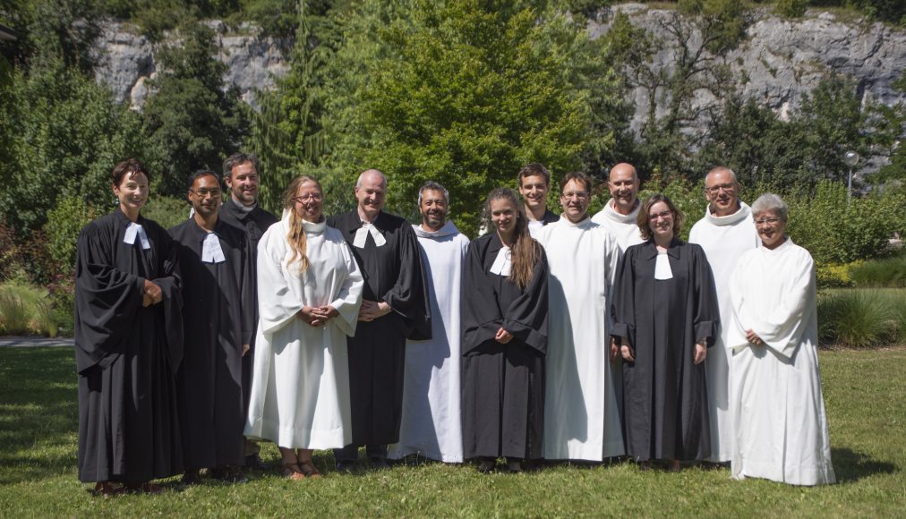 Les onze nouveaux ministres de l’EERV entourés des officiants du culte de consécration. / ©EERV/Gérard Jaton