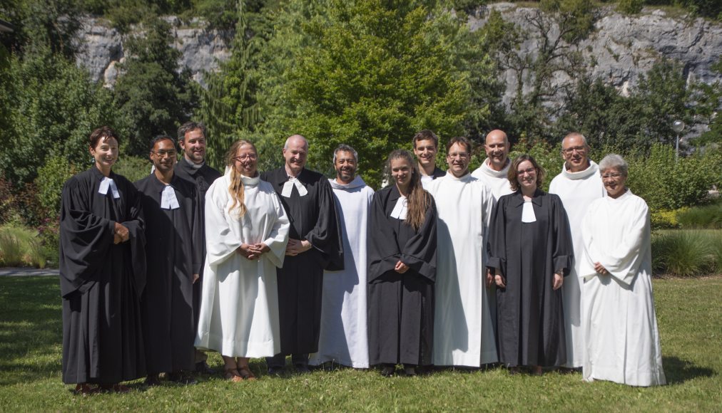 Les onze nouveaux ministres de l’EERV entourés des officiants du culte de consécration. Les onze nouveaux ministres de l’EERV entourés des officiants du culte de consécration. / ©EERV/Gérard Jaton