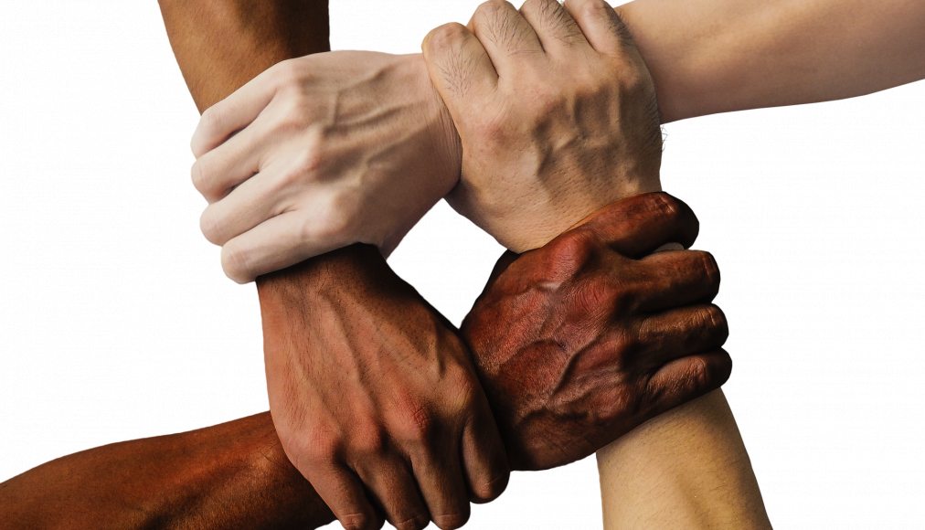 Et si au lieu du «tous contre certains» nous acceptions la grâce de l’Un pour tous et que nous cherchions à vivre à sa suite, humblement et humainement, un «tous pour tous»? Et si au lieu du «tous contre certains» nous acceptions la grâce de l’Un pour tous et que nous cherchions à vivre à sa suite, humblement et humainement, un «tous pour tous»? / CC0 truthseeker08/Pixabay
