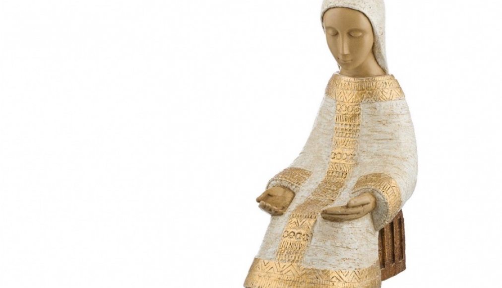 Marie assise, façonnée par les Petites Soeurs du Monastère de Bethléem de Mougères / https://www.artisanatmonastique.com/vierge-marie.htm