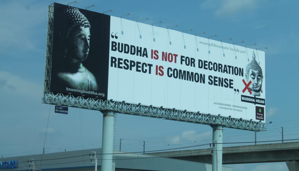 Panneau autoroutier à Bangkok en 2016 invitant au respect du Bouddha réalisé par knowingbouddha.org Panneau autoroutier à Bangkok en 2016 invitant au respect du Bouddha réalisé par knowingbouddha.org / Panneau autoroutier Bangkok Respect Bouddha Photo Gilles Bourquin 2016
