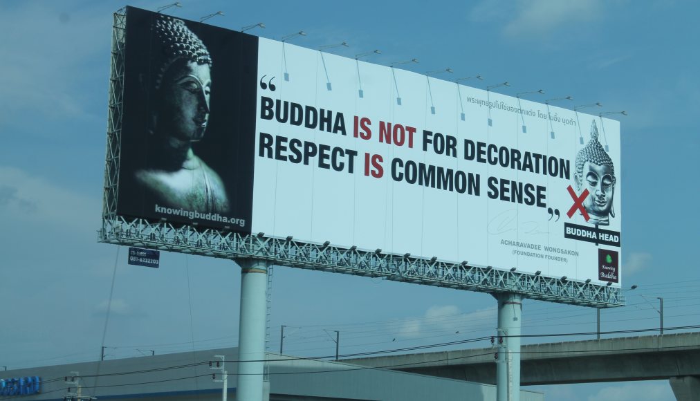 Panneau autoroutier à Bangkok en 2016 invitant au respect du Bouddha réalisé par knowingbouddha.org / Panneau autoroutier Bangkok Respect Bouddha Photo Gilles Bourquin 2016