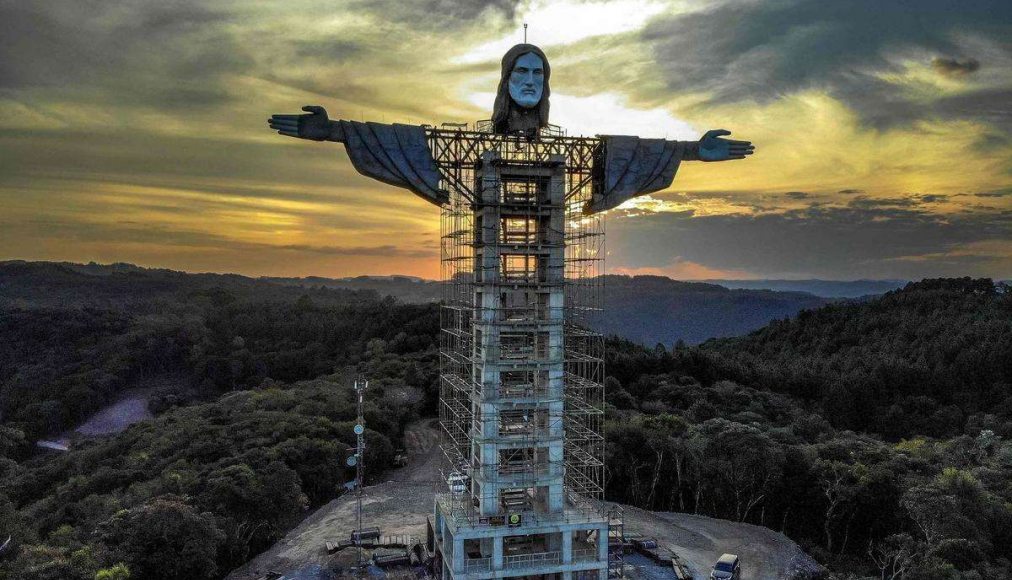 La statue du Christ protecteur en construction dans la petite ville Encantado au sud du Brésil. Photo Silvio Avila AFP. / Statue du Christ protecteur à Encantado au Brésil