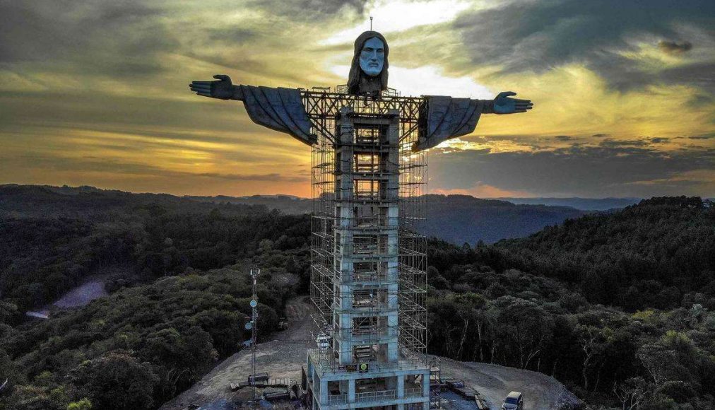 La statue du Christ protecteur en construction dans la petite ville Encantado au sud du Brésil. Photo Silvio Avila AFP. La statue du Christ protecteur en construction dans la petite ville Encantado au sud du Brésil. Photo Silvio Avila AFP. / Statue du Christ protecteur à Encantado au Brésil
