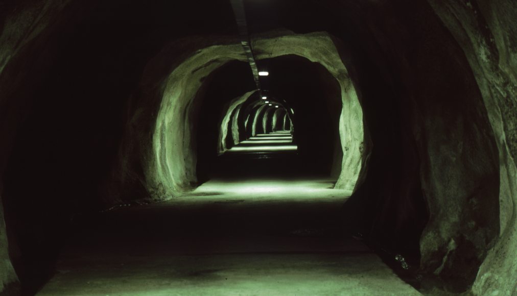 Galerie de sécurité du tunnel routier du Saint Gotthard. / Photo Gilles Bourquin, 1986.