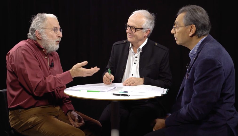 Jean-Claude Basset et Shafique Keshavjee, débat animé par Michel Kocher / © DR