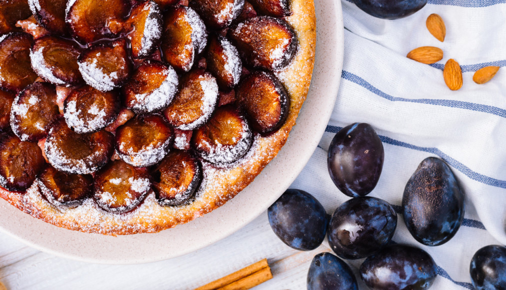 Le gâteau aux pruneaux partagé nous dit que le jeûne ne mène pas au vide, mais à la rencontre. / ©iStock/ollinka