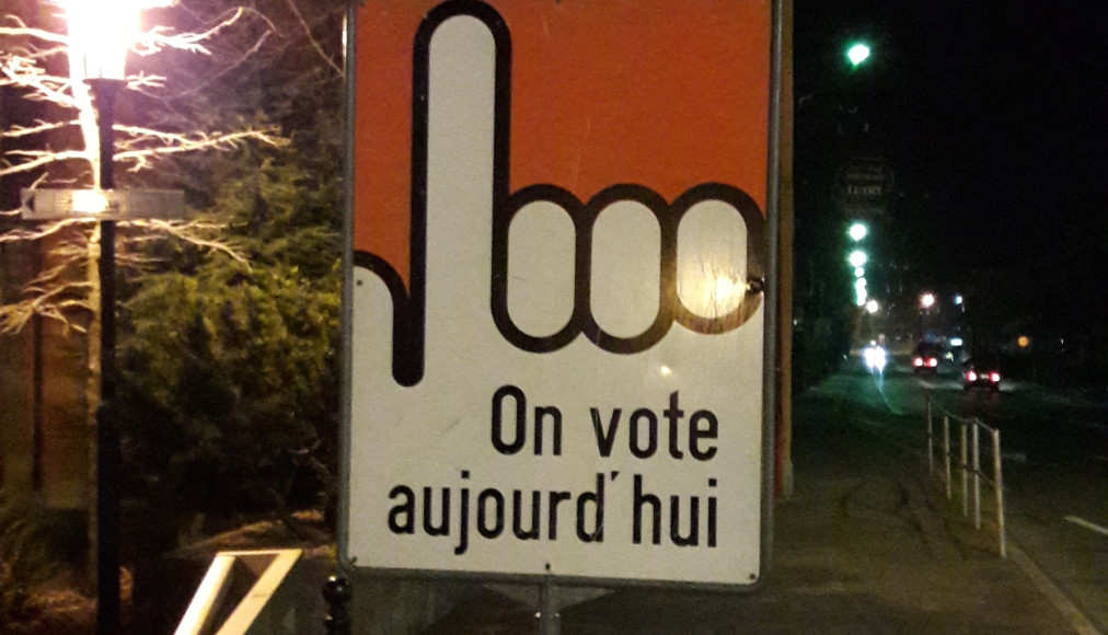 Panneau annonçant une votation