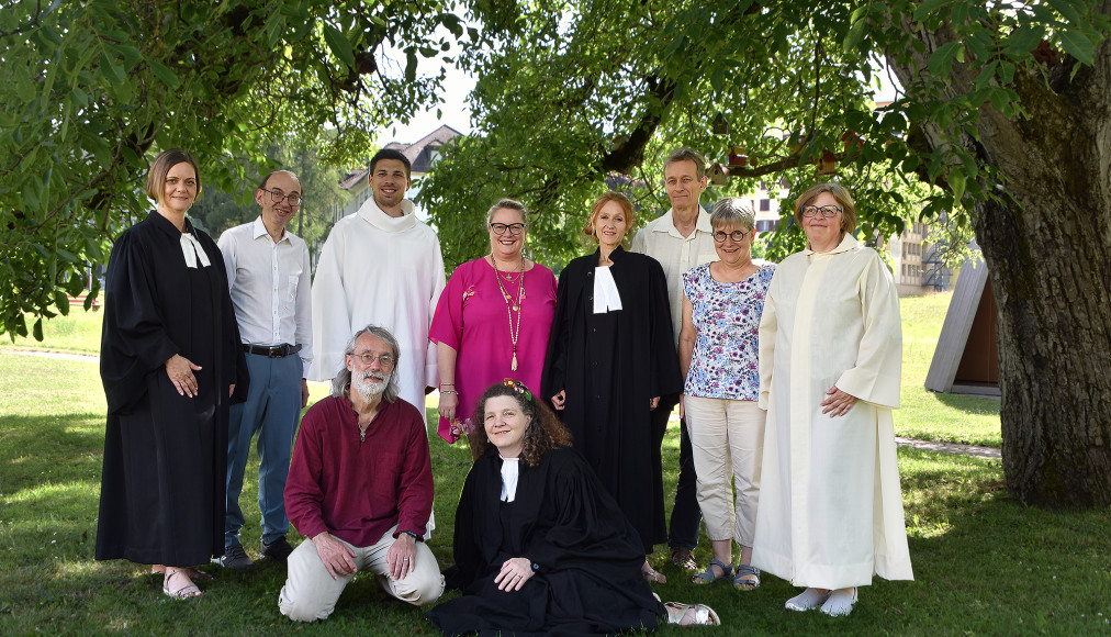 Les animateurs d'Eglise entourés des officiantes et des ministres nouvellement accueillis Les animateurs d'Eglise entourés des officiantes et des ministres nouvellement accueillis / Les animateurs d'Eglise entourés des officiantes et des ministres nouvellement accueillis