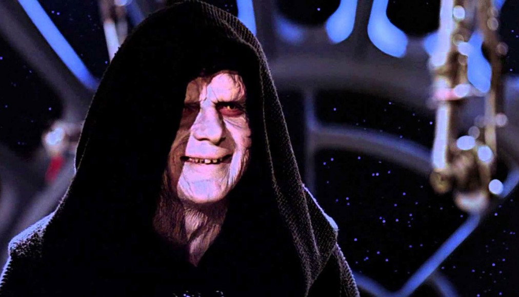 Palpatine, aka Dark Sidious, Seigneur noir des Sith, pose pour sa photo de profil facebook.