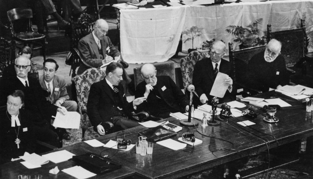 Assemblée constitutive d&#039;Amsterdam, 1948. De gauche à droite : Willem Adolf Visser&#039;t Hooft (Hollande), Geoffrey Fisher, Archevêque de Canterbury (Grande-Bretagne), John Mott (USA) et l&#039;Archevêque de l&#039;Eglise orthodoxe de Grèce Germanos Strenopoulos © World Council of Churches (COE) / Assemblée constitutive d&#039;Amsterdam, 1948. De gauche à droite : Willem Adolf Visser&#039;t Hooft (Hollande), Geoffrey Fisher, Archevêque de Canterbury (Grande-Bretagne), John Mott (USA) et l&#039;Archevêque de l&#039;Eglise orthodoxe de Grèce Germanos Strenopoulos © World Council of Churches (COE)