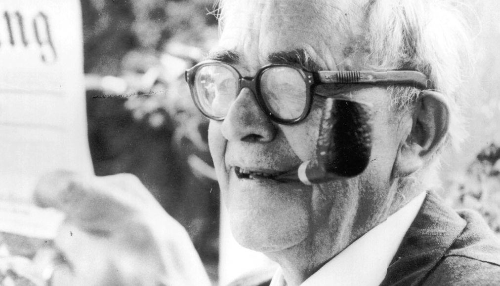 Karl Barth était passionné par l&#039;actualité jusqu&#039;à la fin de sa vie. Ici en train de lire le journal national du 6 juillet 1961. / © Archives Karl Barth