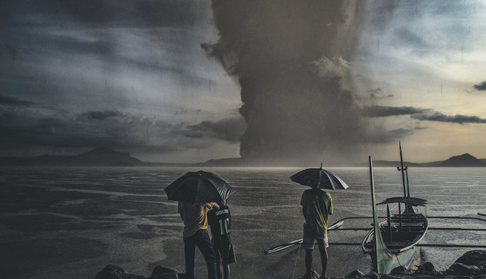 Des habitants observent l’éruption du volcan Taal depuis Talisay, province de Batangas, Philippines, 12 janvier 2020. / ©Ezra Acayan. Avec l’aimable autorisation de l’artiste et de Getty Images. Exposition Human.Kind. au Musée international de la Croix-Rouge et du Croissant-Rouge, Genève.
