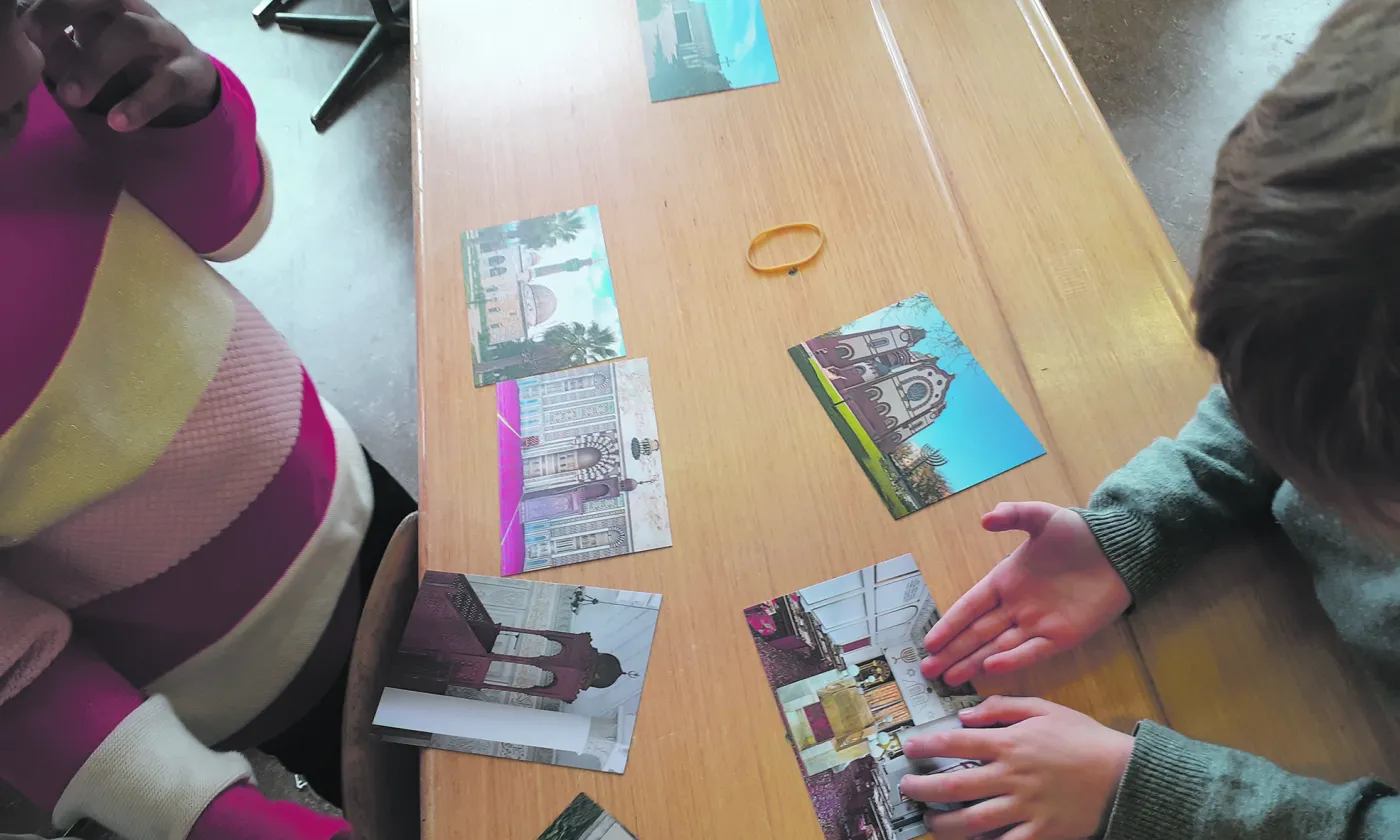 Les élèves vaudois de 3e P découvrent le pluralisme religieux par les images. ©Matthias Wirz