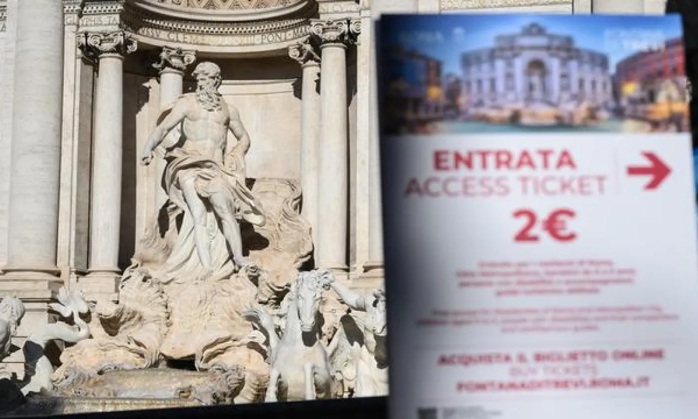 Rome facture désormais deux euros aux touristes et aux non-résidents pour un accès limité à la zone située devant le bassin de la fontaine de Trevi. KEYSTONE - ALESSANDRO DI MEO