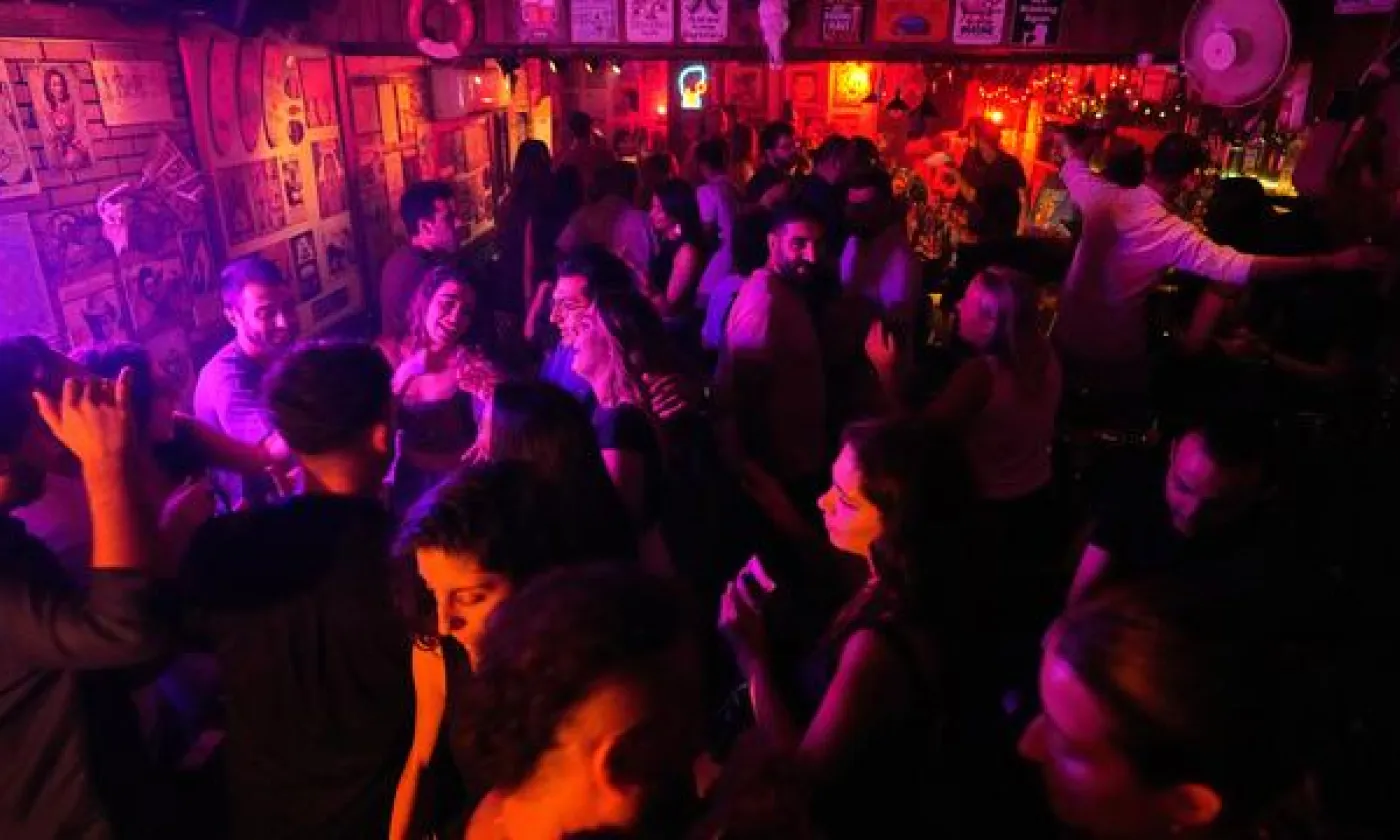 Des personnes dansent dans un bar à Damas, en Syrie, le vendredi 3 octobre 2025. Copyright 2025 The Associated Press. All right reserved - HUSSEIN MALLA
