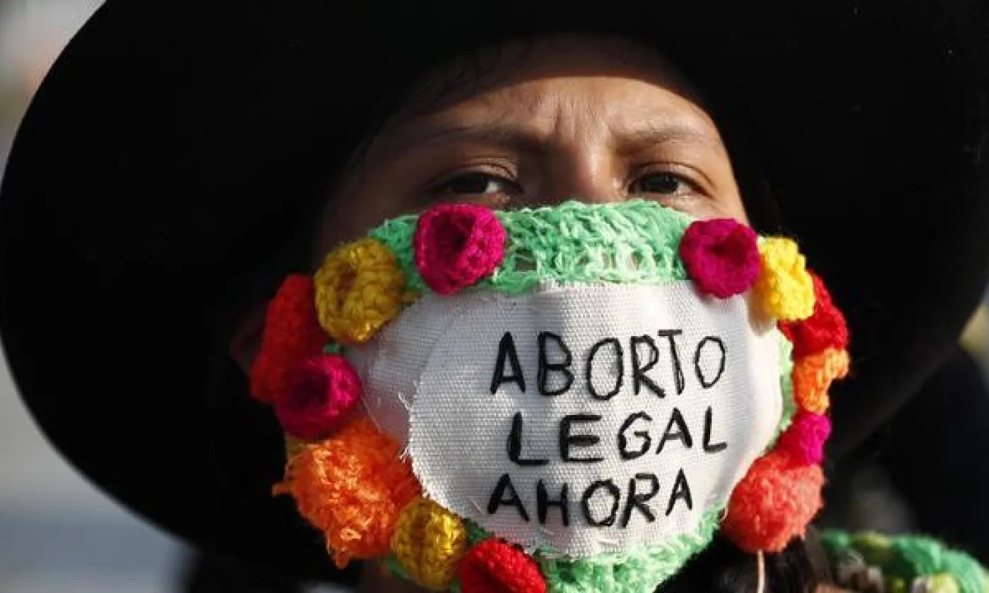 Une femme péruvienne portant un masque avec une inscription en faveur du droit à l'avortement, le 29 septembre 2021. KEYSTONE - PAOLO AGUILAR