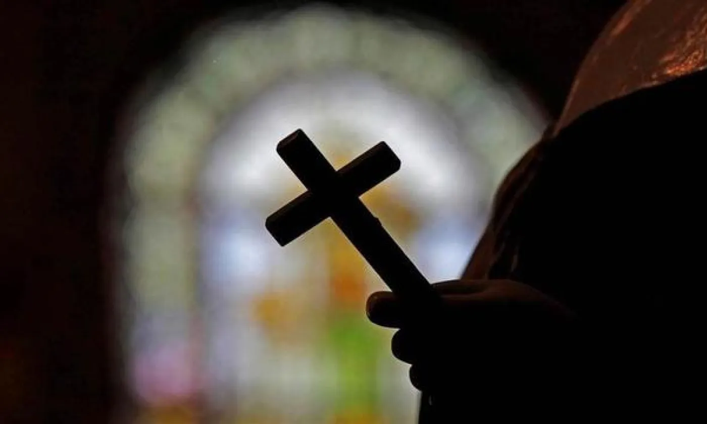 La silhouette d'un crucifix et d'un vitrail à l'intérieur d'une église catholique à La Nouvelle-Orléans, aux Etats-Unis.