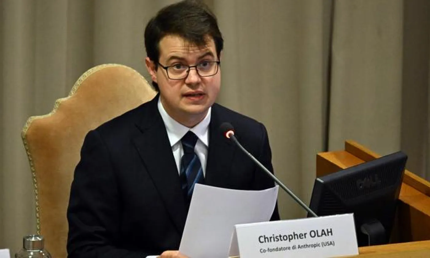 Le co-fondateur d'Anthropic, Christopher Olah, prend la parole lors de la présentation de la première lettre encyclique du pape Léon XIV, au Vatican, le 25 mai 2026. KEYSTONE - MAURIZIO BRAMBATTI