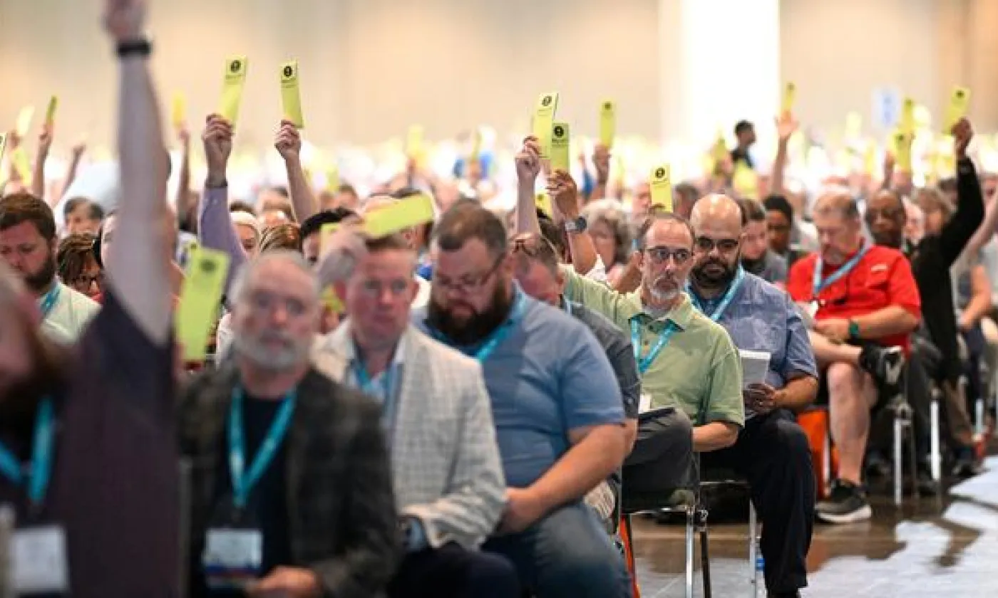 Des hommes votant lors du rendez-vous annuel des baptistes du Sud à Orlando, en Floride. Le 9 juin 2026. KEYSTONE - PHELAN M. EBENHACK
