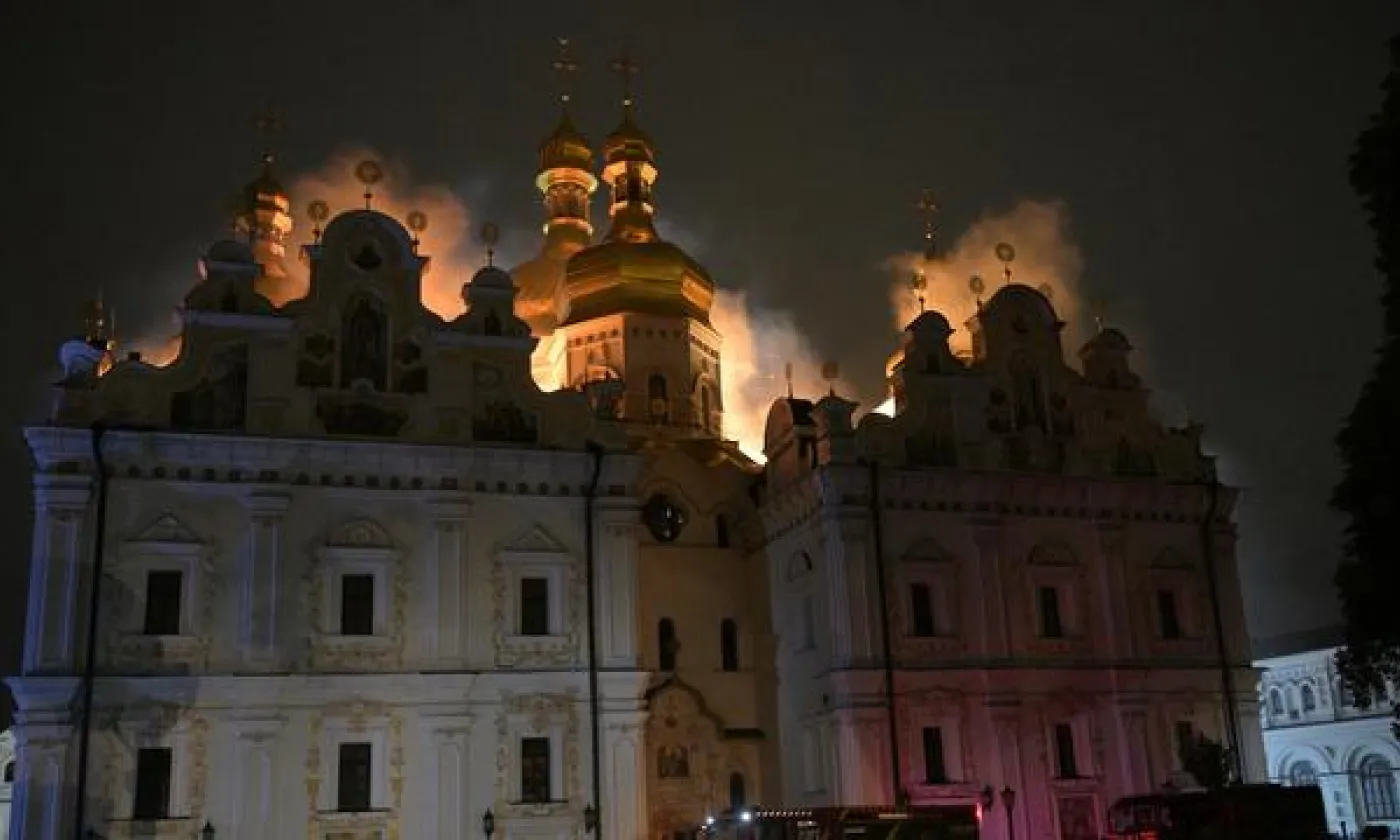 Le toit de la cathédrale de la Dormition de la Laure de Kyivo-Pechersk est en feu lors de l'attaque russe nocturne sur Kiev, Ukraine, le lundi 15 juin 2026. KEYSTONE - DANYLO ANTONIUK